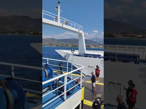 Vídeo mostra criança a boiar num unicórnio em alto-mar e a ser salva por um ferry na Grécia