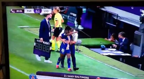 Treinador da equipa feminina do PSG atacado nas redes sociais pela forma como tocou em jogadora