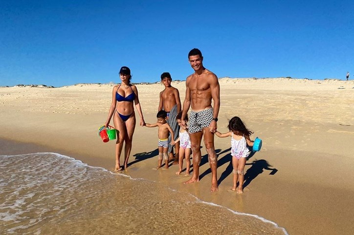 Georgina Rodríguez e Cristiano Ronaldo mostram momento na praia com os filhos