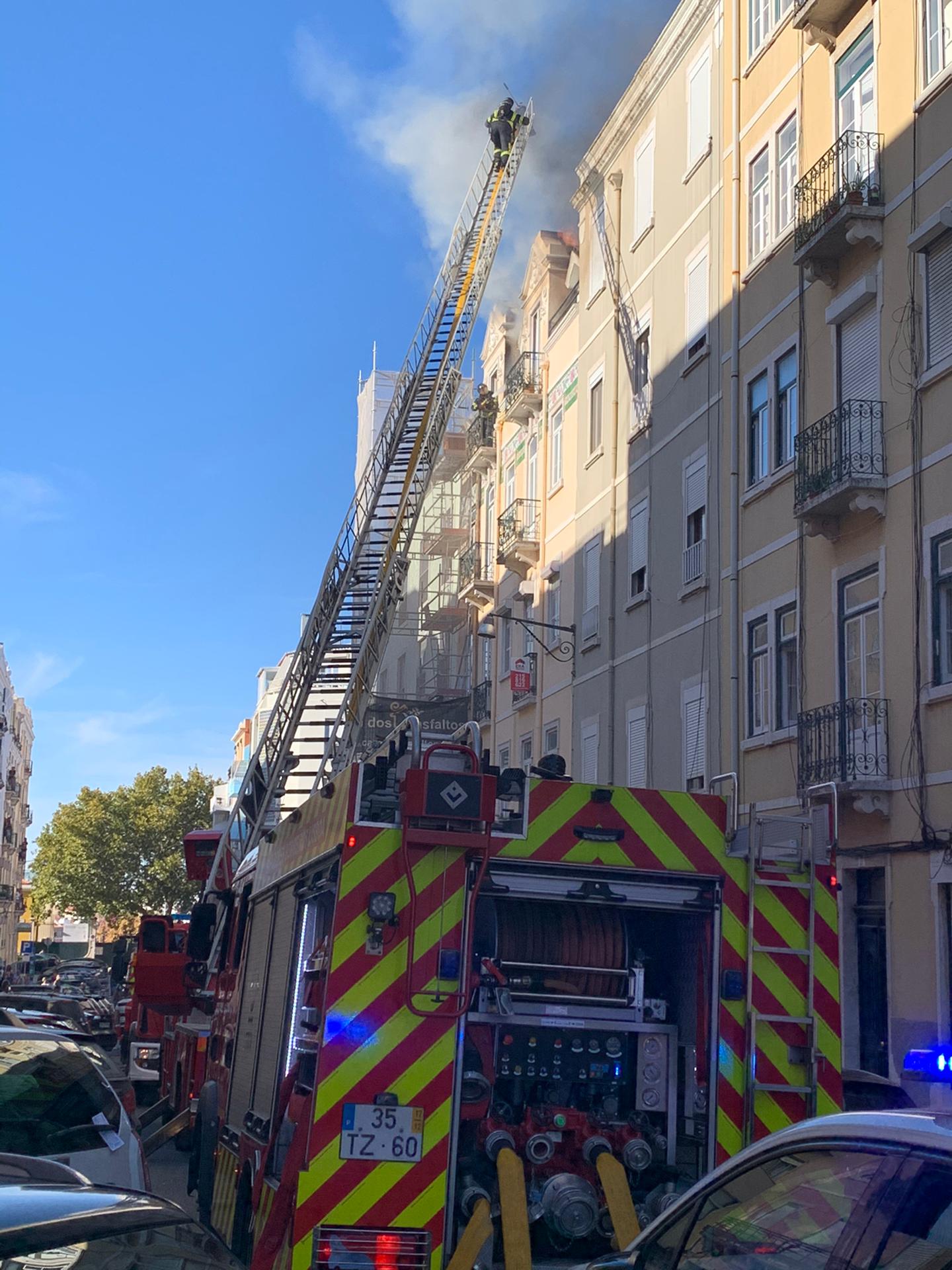 Incêndio em prédio de Campo de Ourique em Lisboa | VÍDEOS