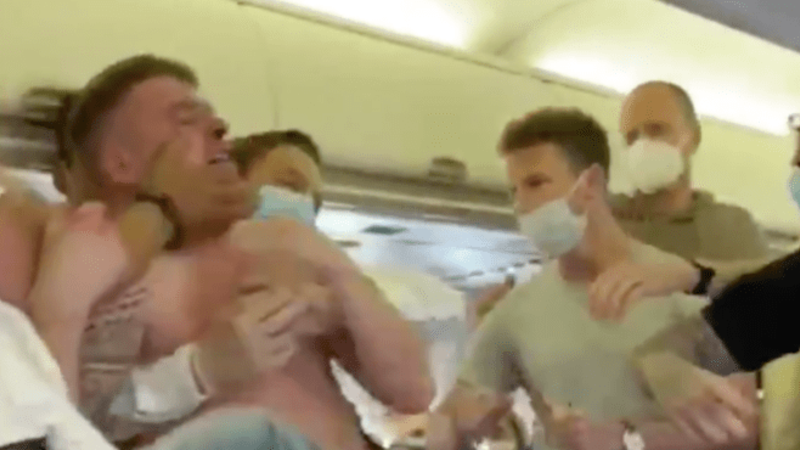 Passageiros recusam-se a utilizar máscara durante viagem de avião e acabam detidos | VÍDEO