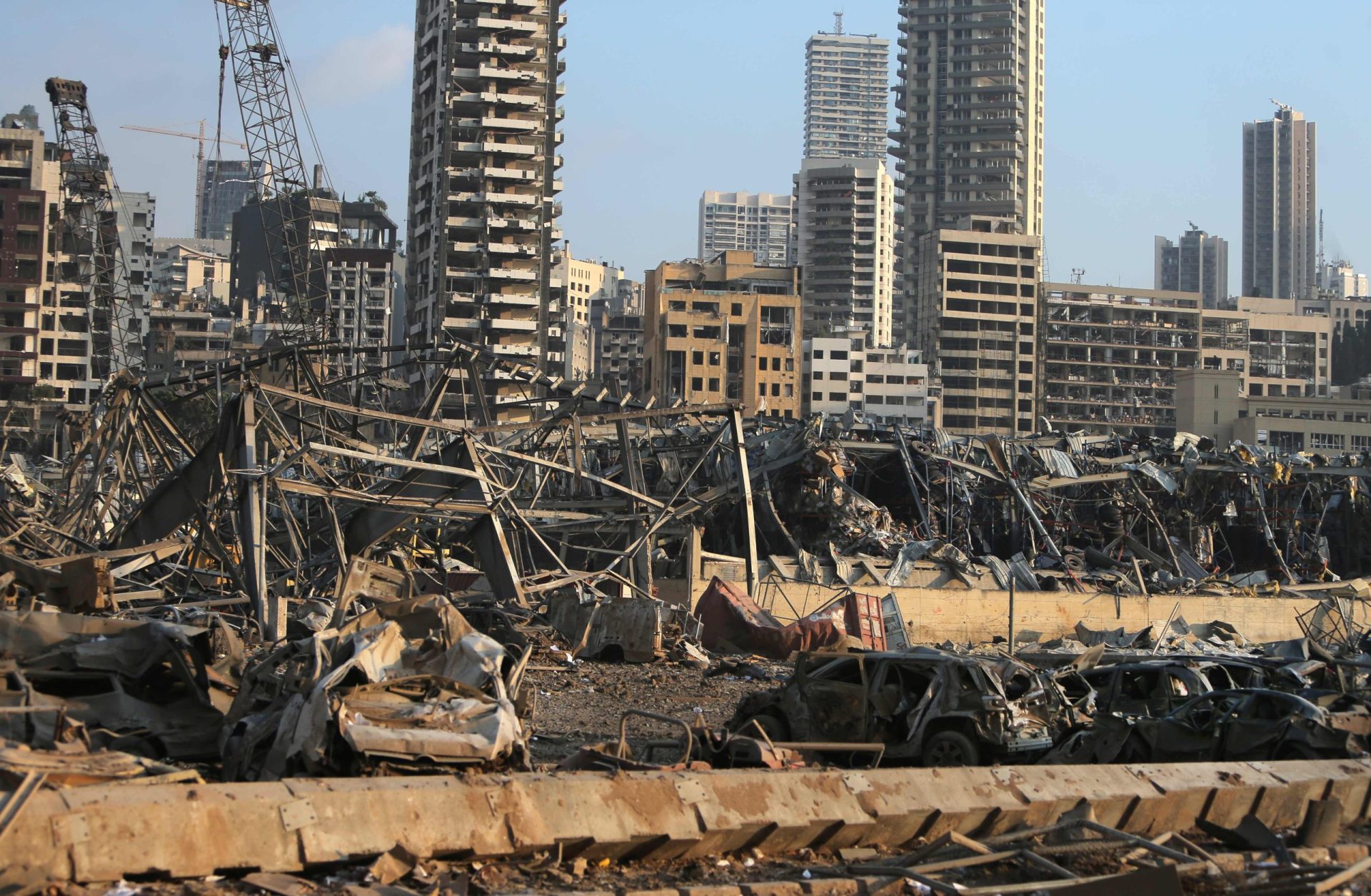 Pelo menos 70 pessoas morreram na explosão em Beirute, confirma ministro da Saúde libanês