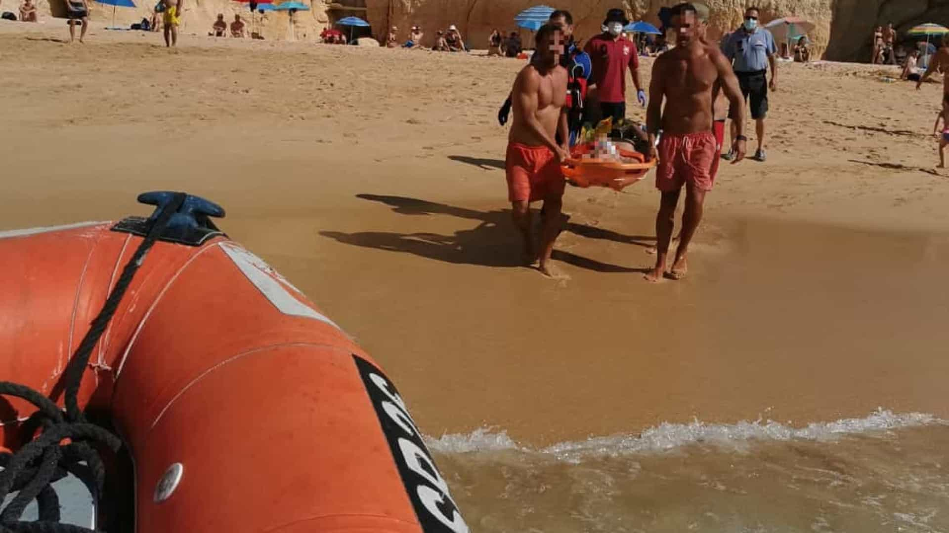 Homem fratura pernas após saltar de falésia em praia de Lagoa