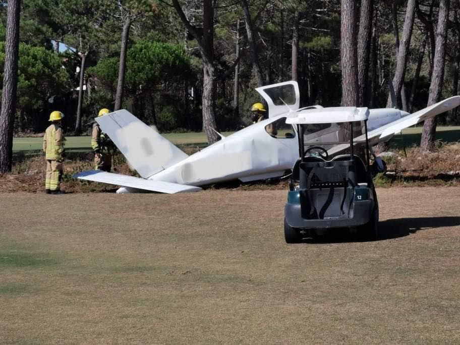 Avioneta aterra de emergência em campo de golfe em Cascais
