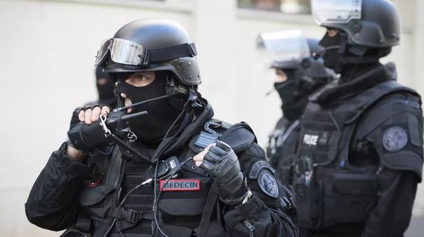 Homem armado faz reféns dentro de banco em França