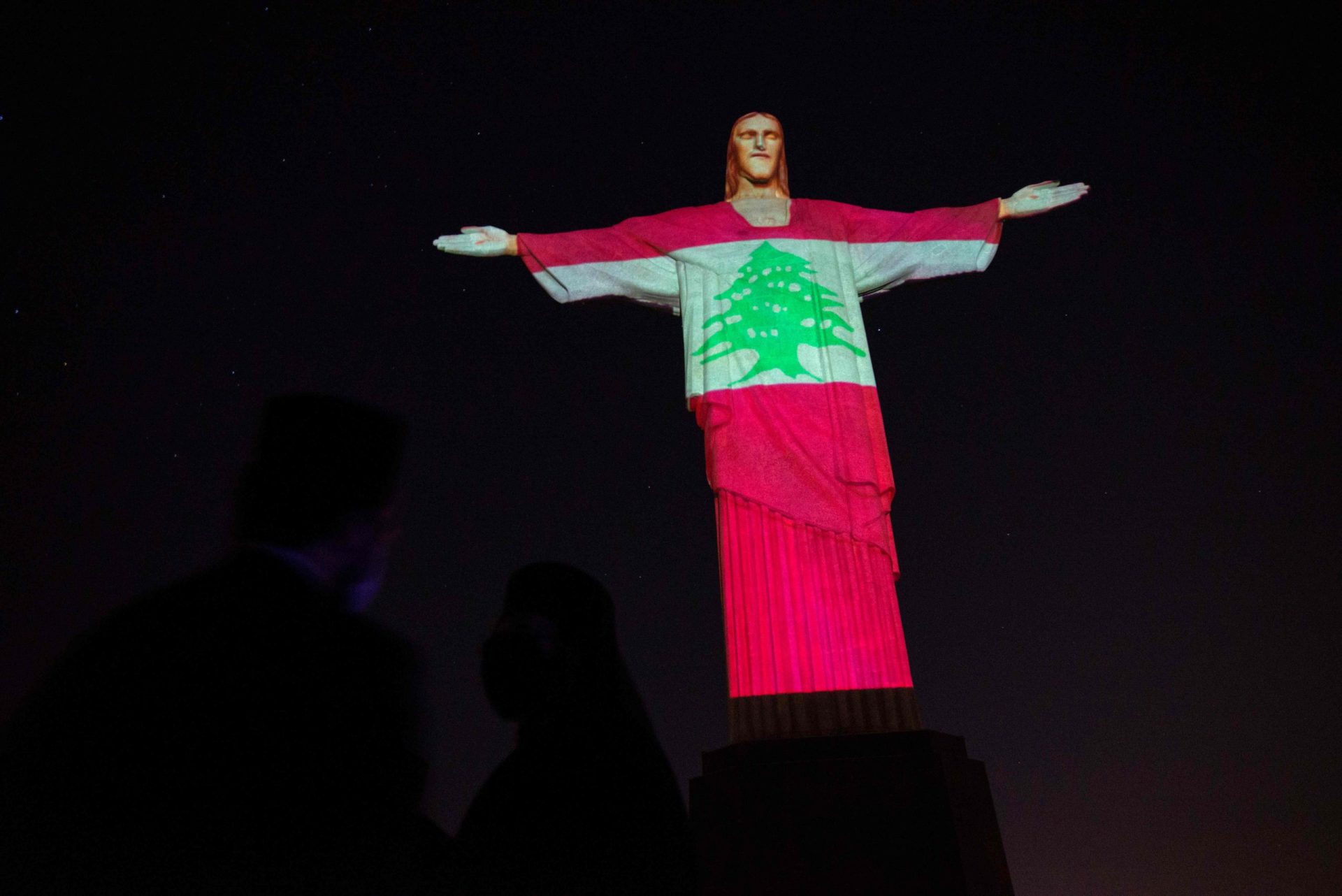 Cristo Redentor ilumina-se com cores da bandeira do Líbano