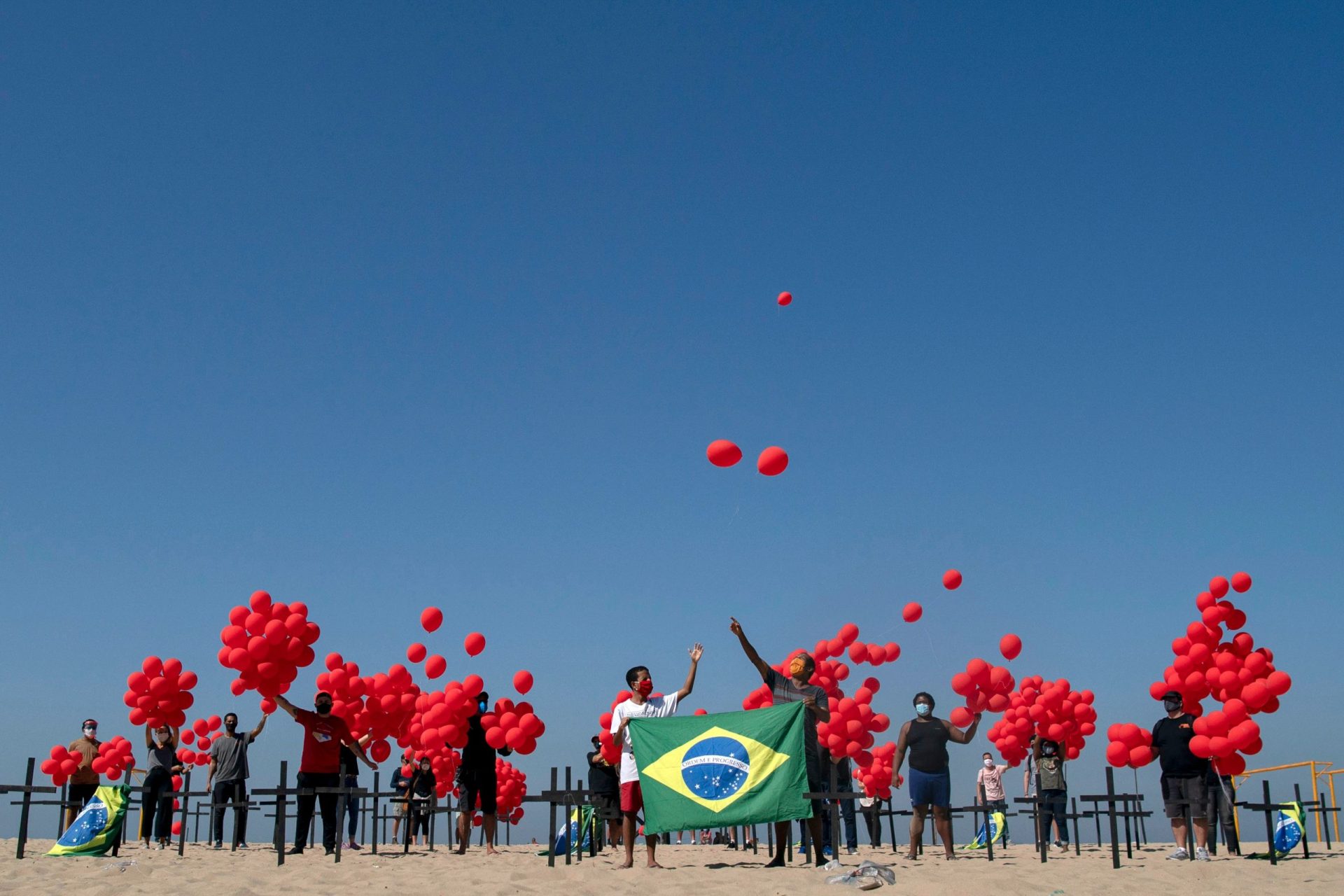 Brasil superou os 100 mil mortos devido à covid-19. Na praia de Copacabana homenagearam-se as vítimas