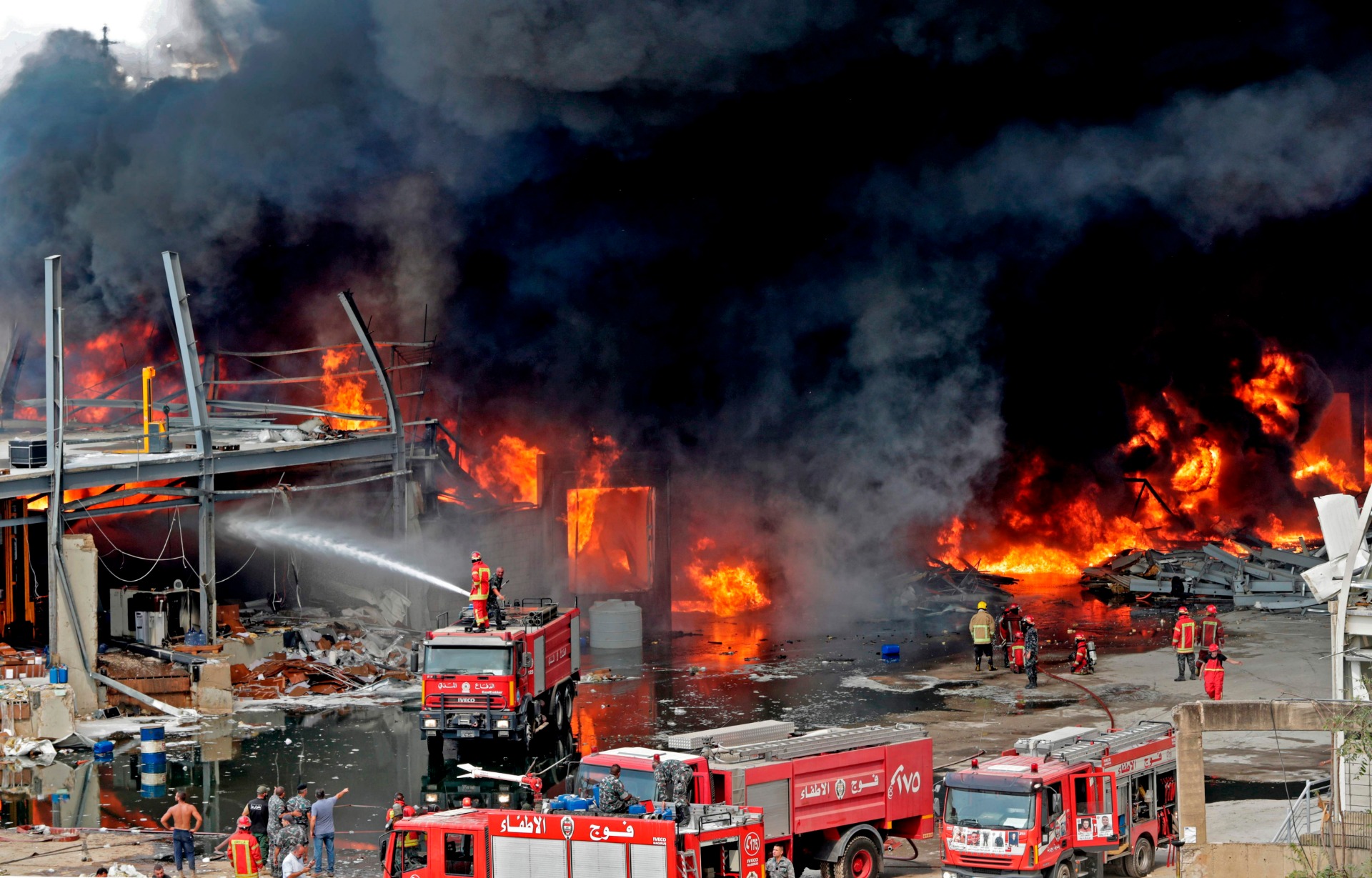 Incêndio no porto de Beirute está sob controlo e causas serão investigadas quando fogo estiver extinto
