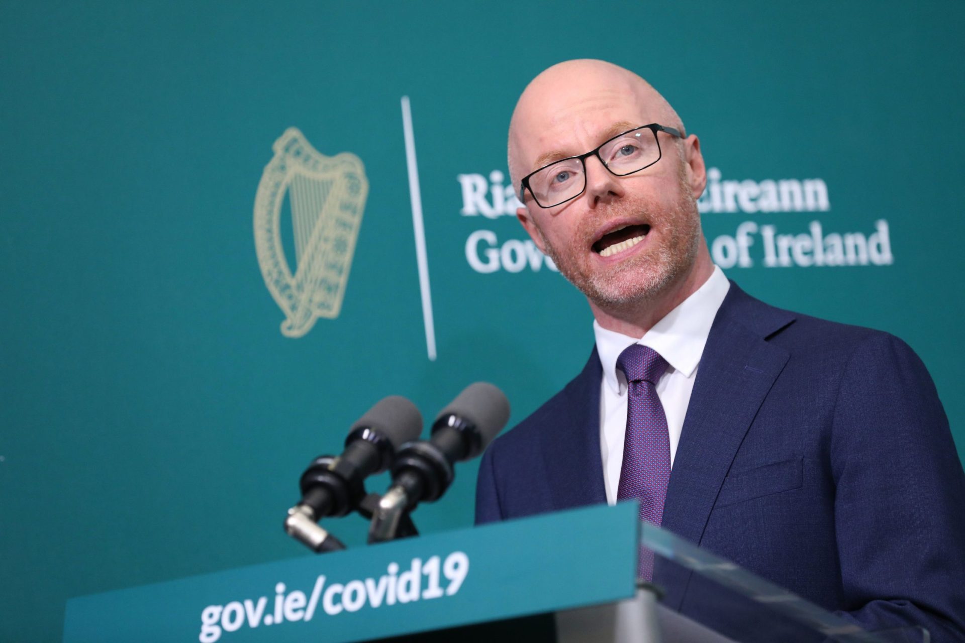 Governo irlandês em isolamento após ministro da Saúde fazer teste