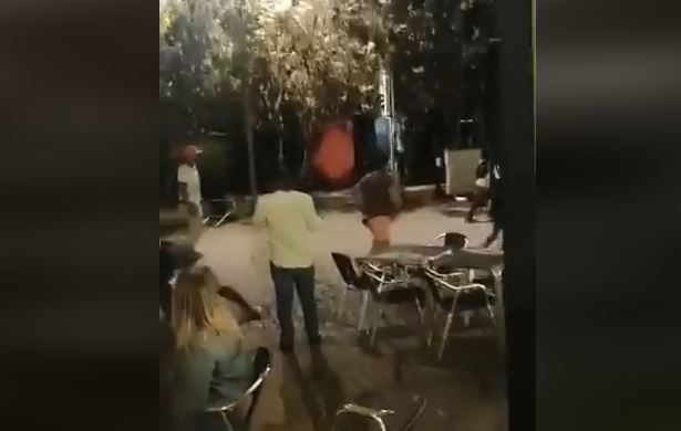 Vídeo mostra desacatos junto a restaurante no Parque das Nações depois de homem tentar entrar sem máscara