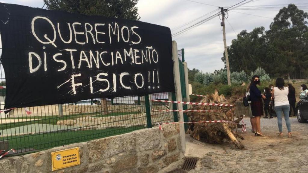 Encarregados de educação bloqueiam entrada em escola de Barcelos com troncos de árvores