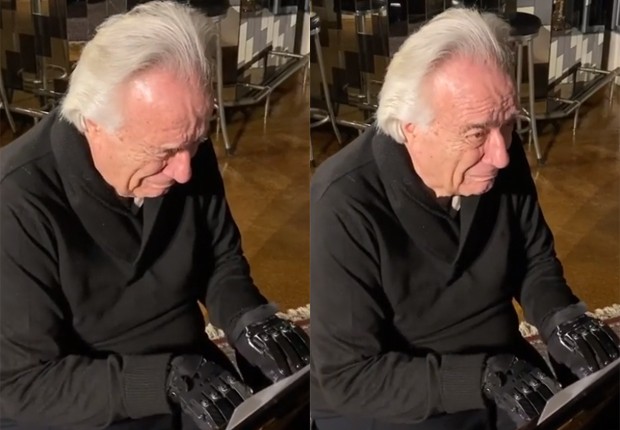 Maestro brasileiro fica em lágrimas ao conseguir tocar piano com a ajuda de luvas biónicas | Vídeo