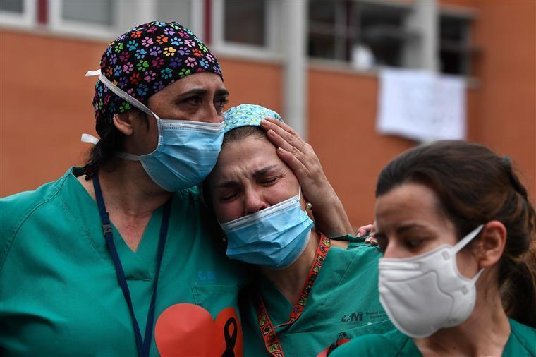 Mais de 1.000 pessoas infetadas deram entrada em hospitais espanhóis nas últimas 24 horas