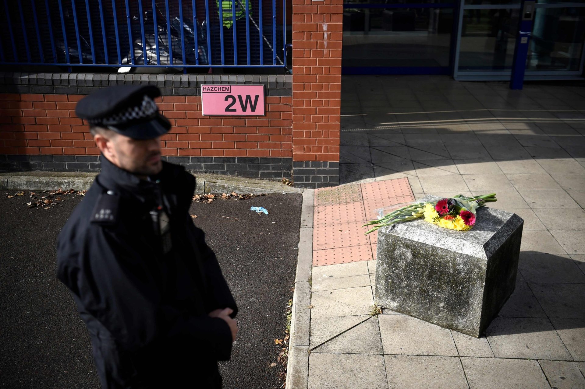 Polícia britânico morto a tiro na esquadra por suspeito que estava a deter