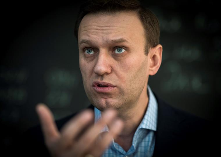 Navalny terá sido envenenado da mesma forma que o ex-espião russo Sergei Skripal
