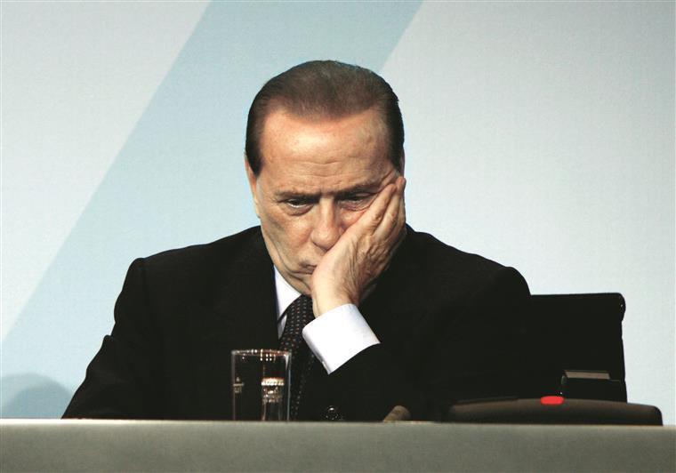 Antigo primeiro-ministro italiano Sílvio Berlusconi infetado com covid-19