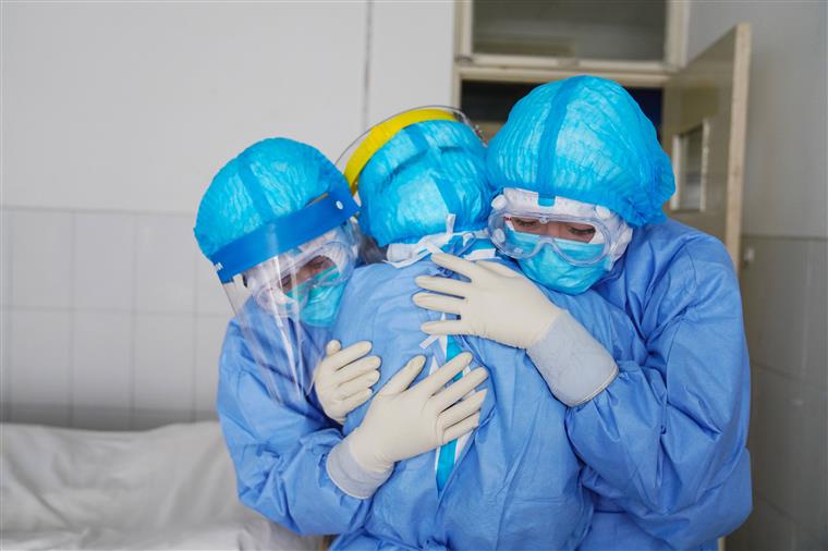 Já morreram mais de sete mil profissionais de saúde infetados com o novo coronavírus