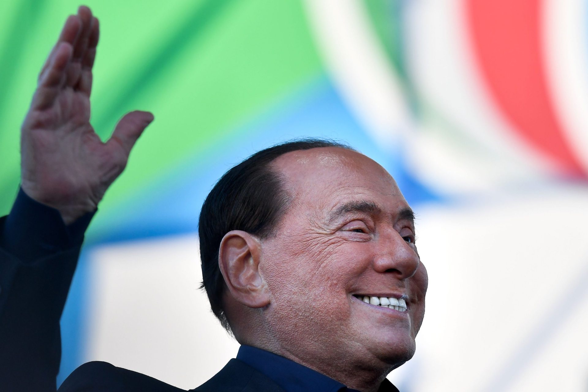 Berlusconi hospitalizado “após aparecimento de alguns sintomas” da covid-19
