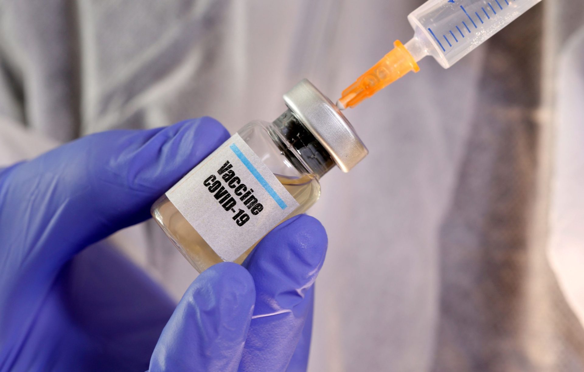 Testes da vacina de Oxford contra covid-19 foram suspensos