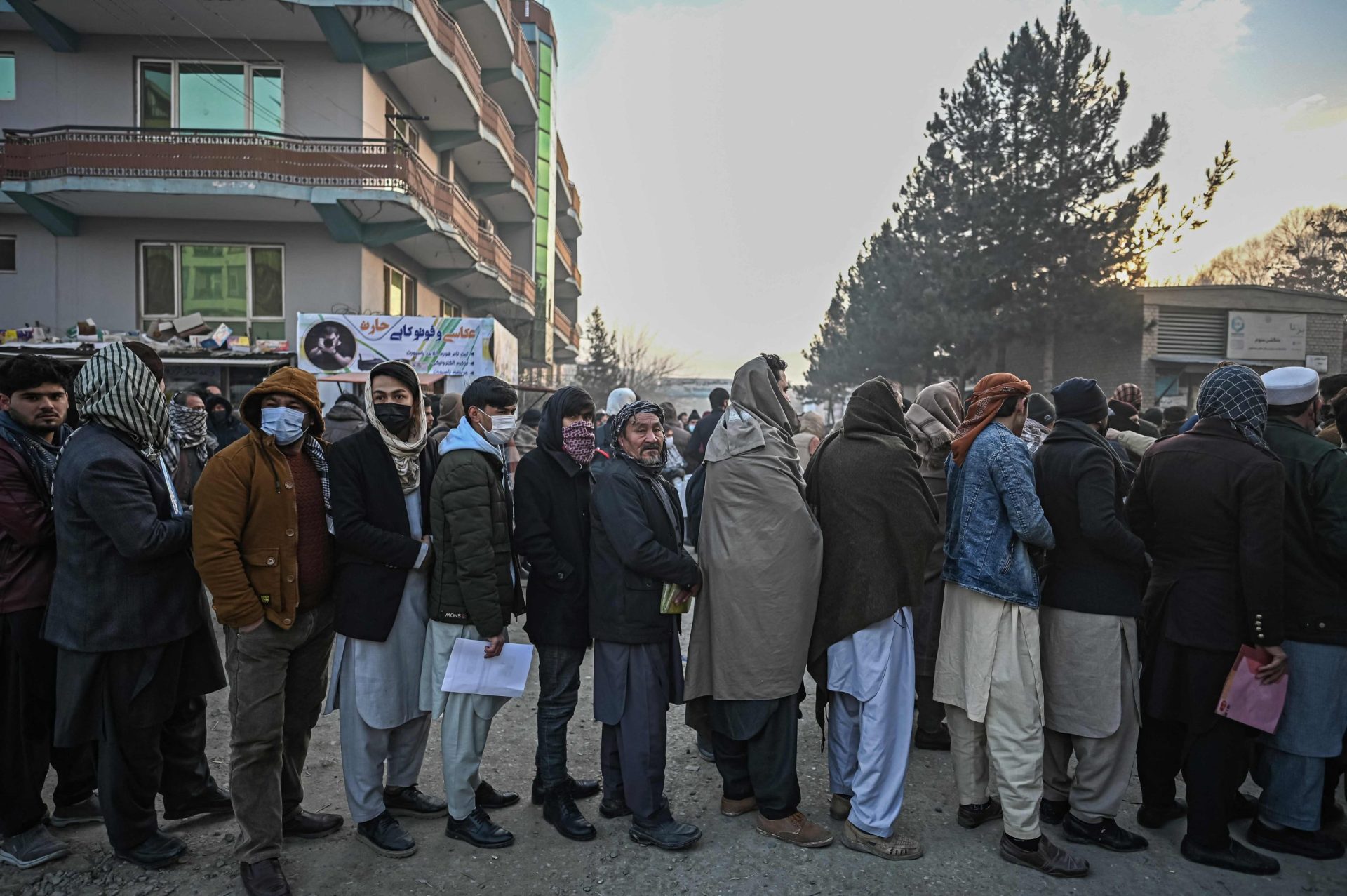 Afeganistão. Filas de espera para passaportes para deixar o país