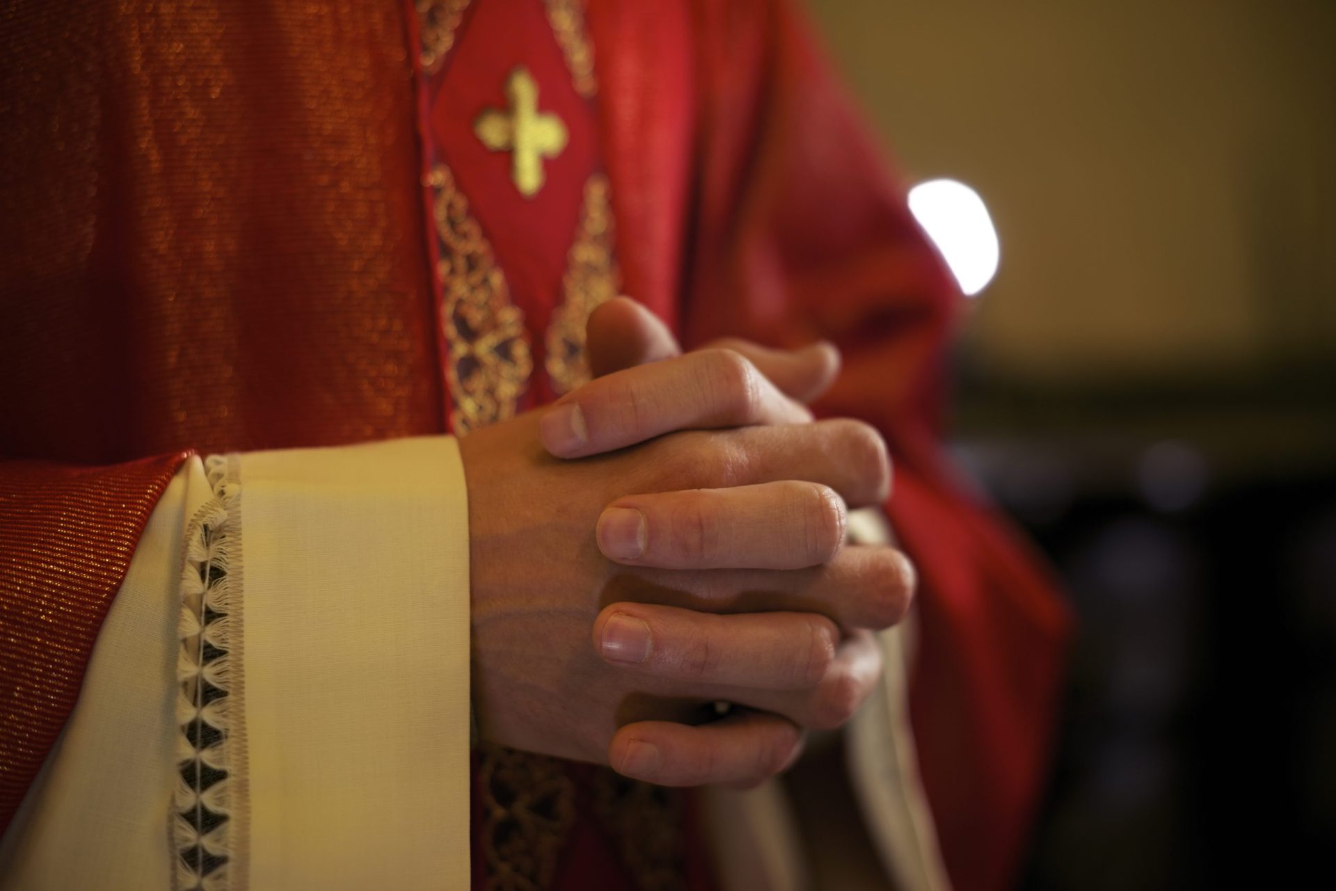 Ex-padre detido por suspeitas de violar mulher durante sessão de exorcismo