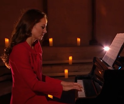 Kate Middleton encanta britânicos ao tocar piano enquanto Tom Walker canta