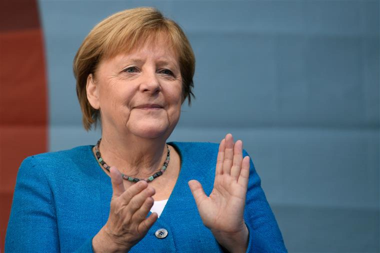 Merkel despede-se do cargo com música punk