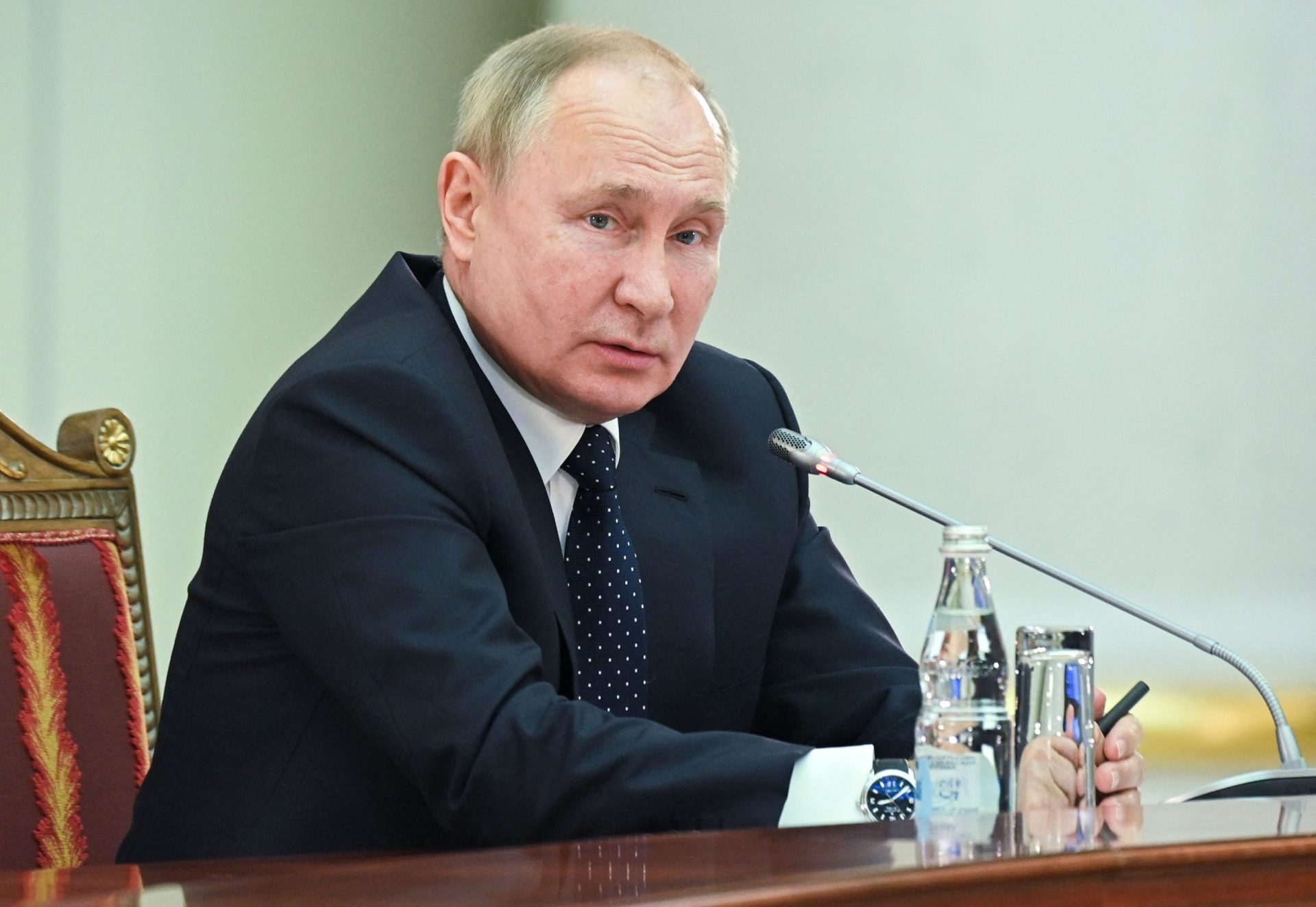 Putin diz que vacina russa &#8220;neutraliza completamente a nova variante Omicron&#8221;