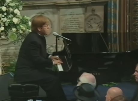 Família real não queria que Elton John cantasse no funeral da princesa Diana