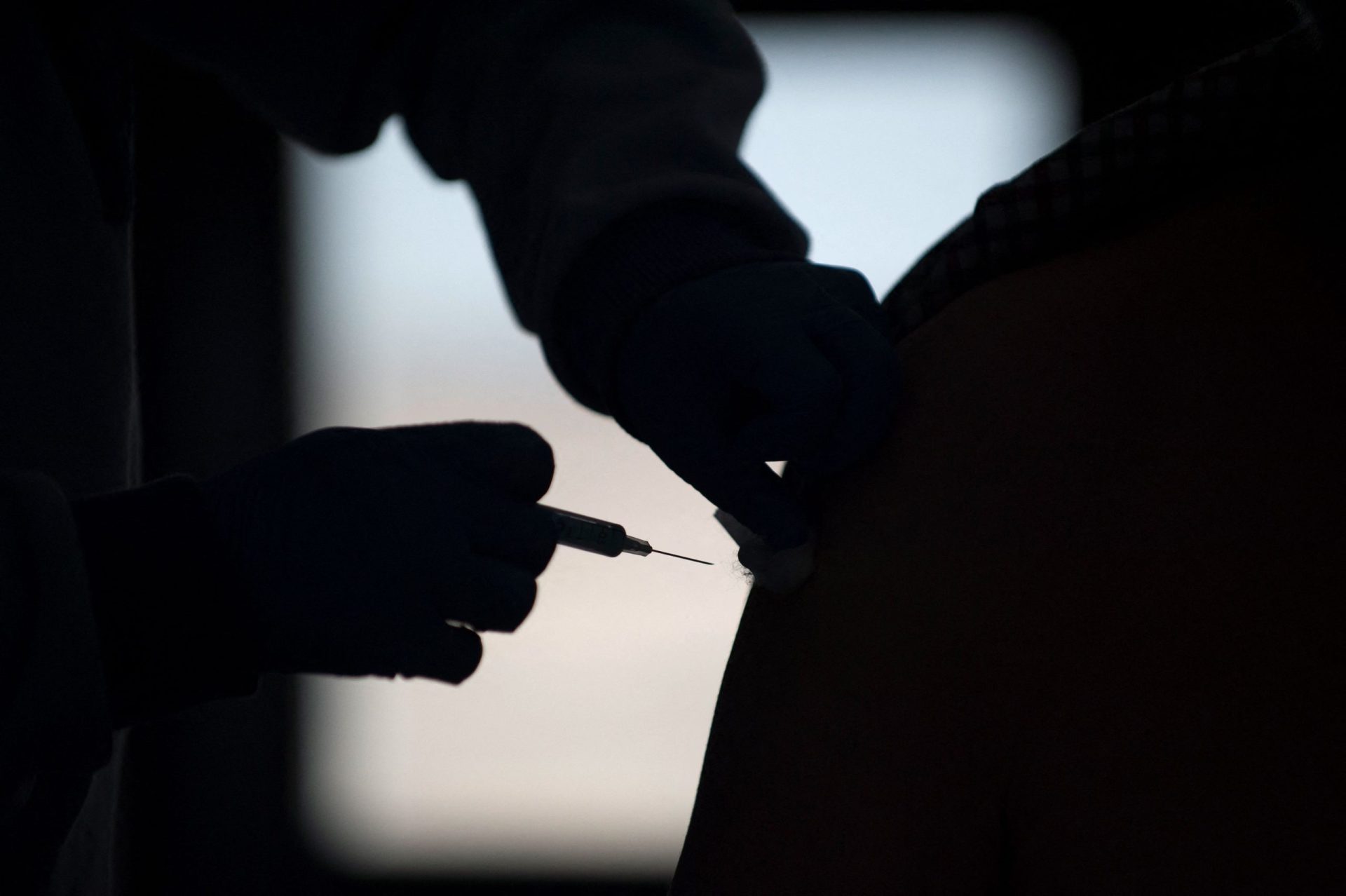 Homem tenta vacinar-se contra a covid-19 com braço de silicone em Itália