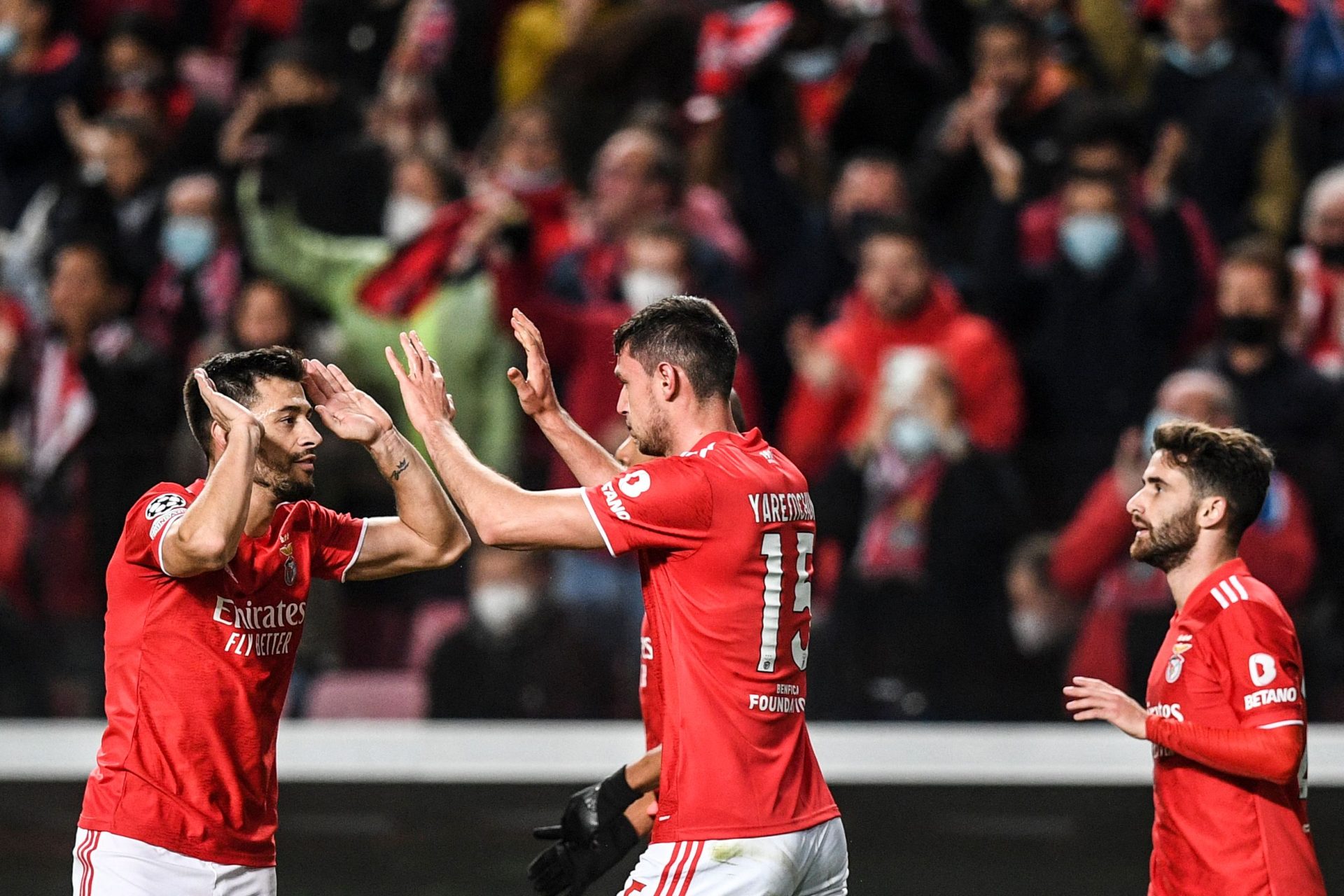 Benfica vence Dínamo Kiev e junta-se ao Sporting