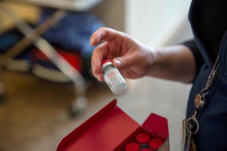 Agência Europeia de Medicamentos admite &#8220;preocupações&#8221; sobre eficácia de vacinas em novas variantes do SARS-CoV-2