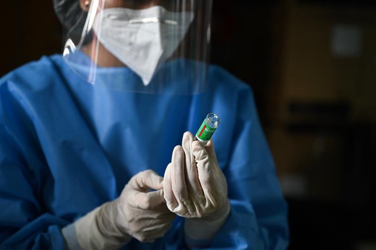 UE vai acelerar autorizações das vacinas contra as novas variantes do SARS-CoV-2