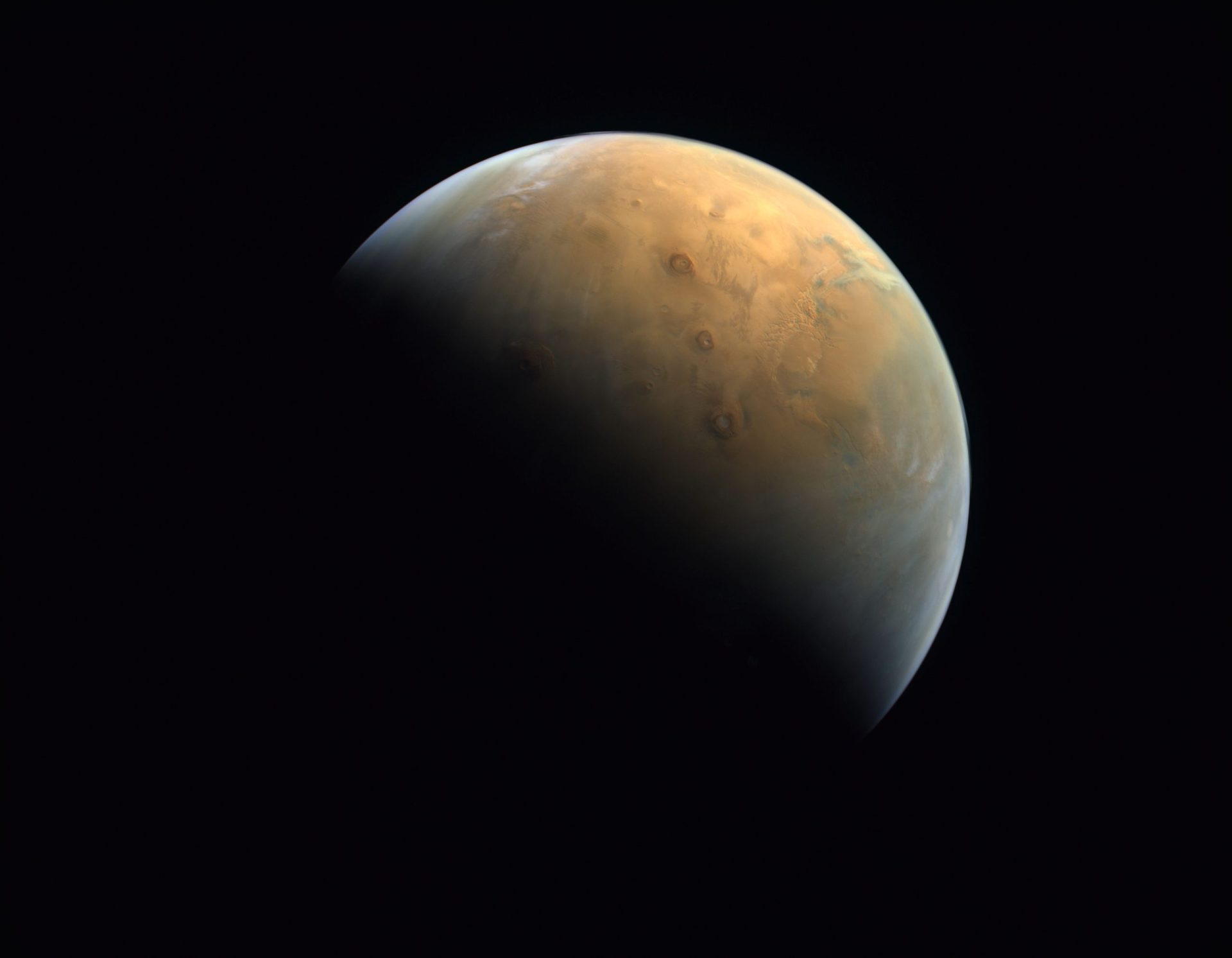 Sonda dos Emirados Árabes Unidos envia primeira imagem de Marte