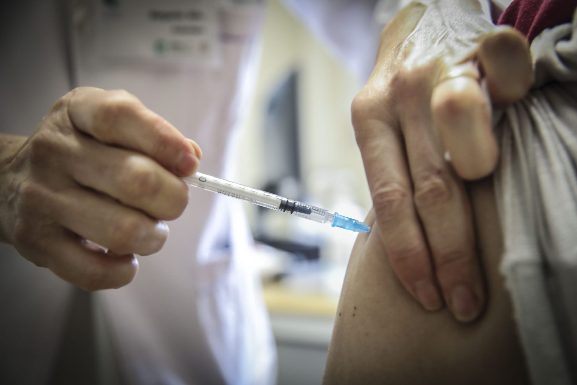 DGS apresenta relatório: 3% da população portuguesa recebeu a primeira dose, 2% tem a vacinação completa