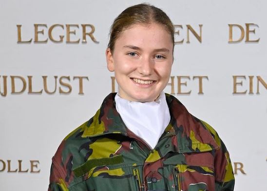 Elisabeth aprende a ser soldado antes de vir a ser a primeira Rainha dos Belgas