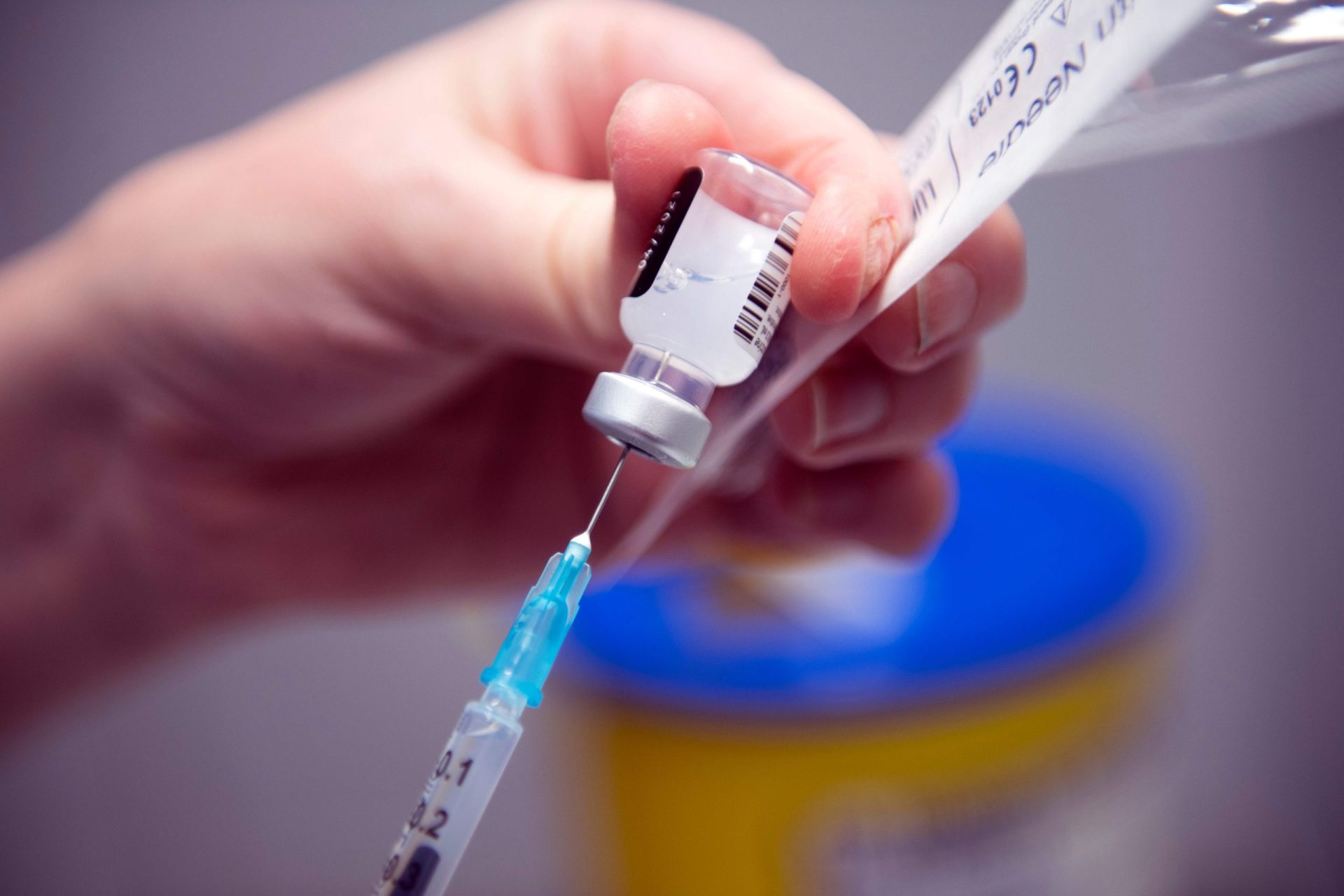 UE assegura mais 500 milhões de doses da vacina contra a covid-19