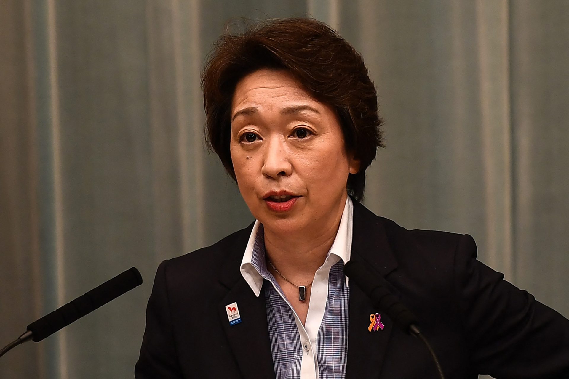 Governo japonês convida cinco mulheres para reunião do partido apenas para assistir e não para debater