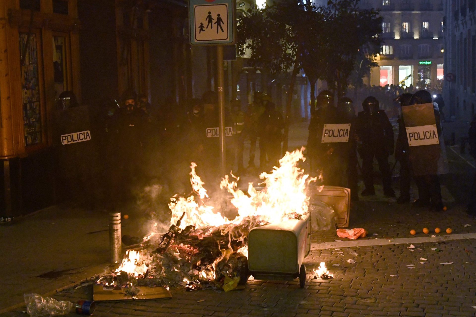 Espanha. Manifestantes e polícias em confrontos durante protestos contra prisão do rapper Pablo Hasél
