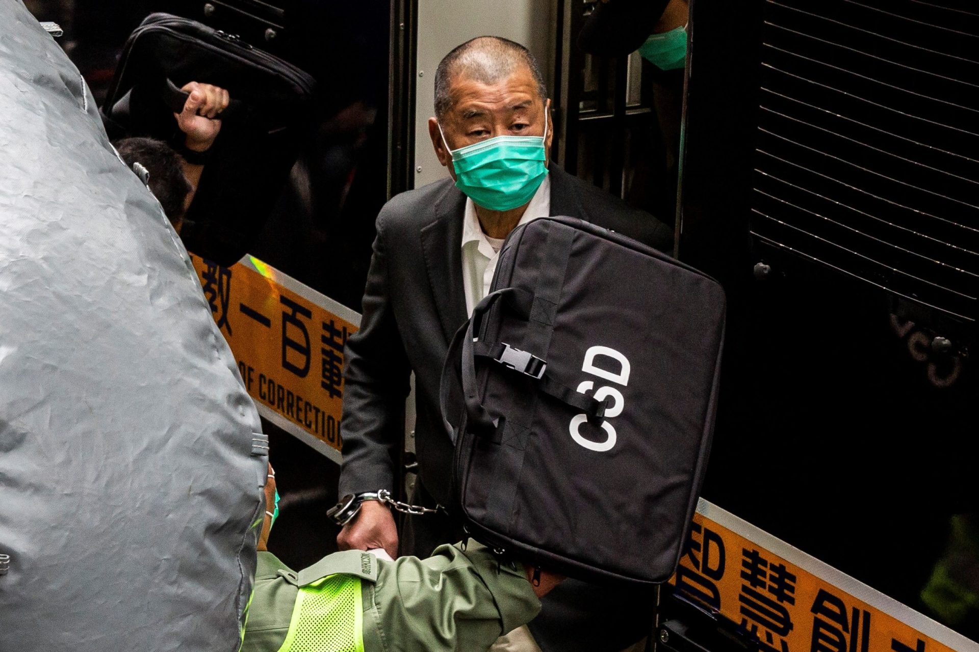 Empresário Jimmy Lai continua em prisão preventiva em Hong Kong