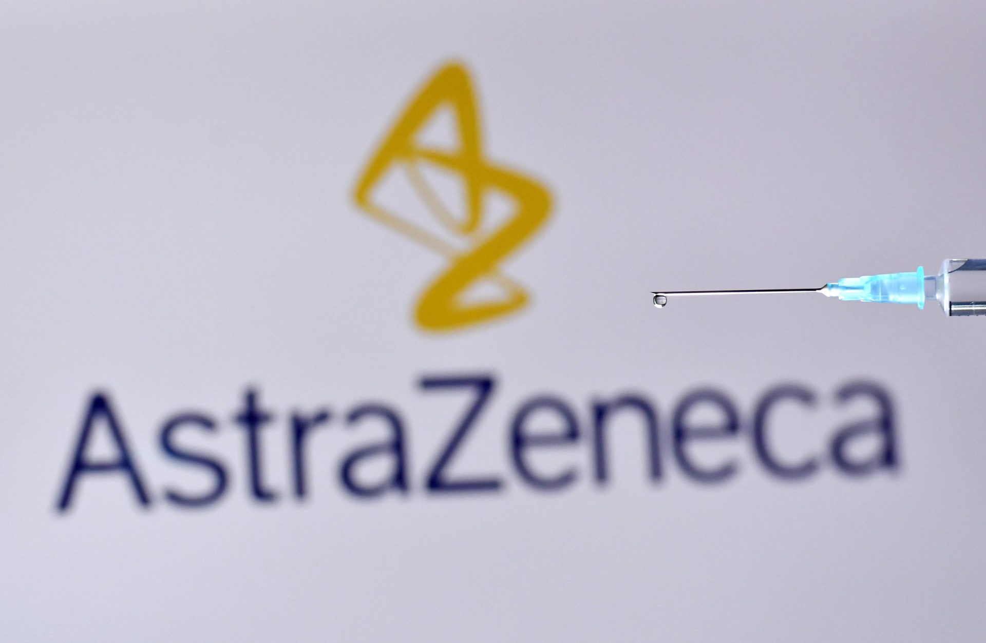 AstraZeneca continua a falhar contrato com UE e vai entregar menos de metade das vacinas no segundo trimestre