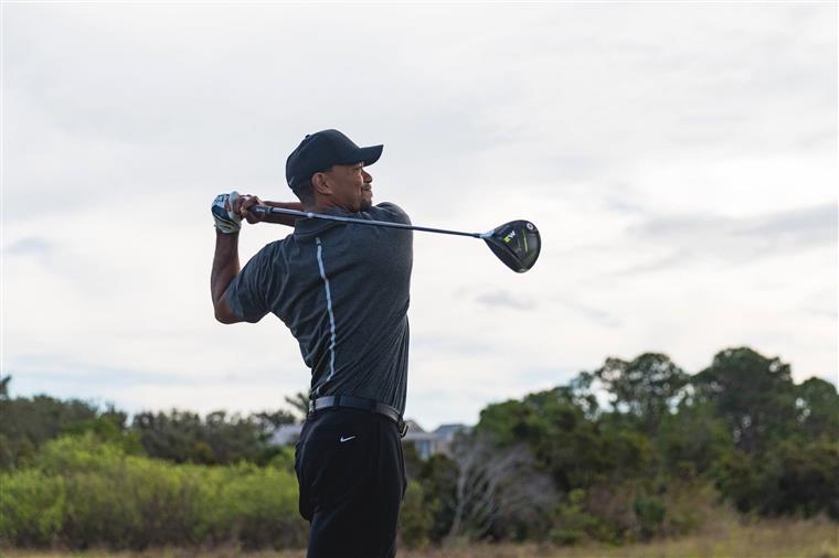 Tiger Woods hospitalizado após violento acidente de automóvel