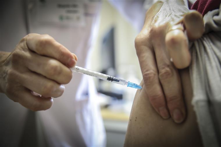 Coordenador admite adiamento da toma da segunda dose da vacina contra a covid-19
