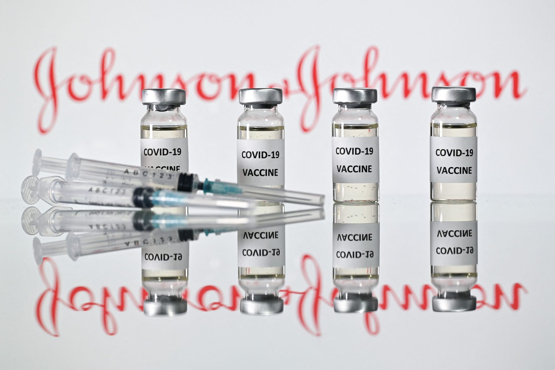Vacina da Johnson & Johnson de dose única contra a covid-19 considerada eficaz nos EUA