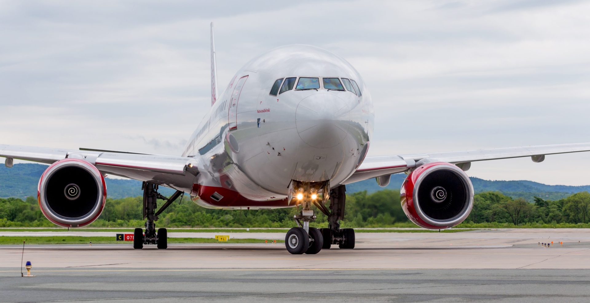 Boeing 777 aterra de emergência em Moscovo devido a falhas no motor