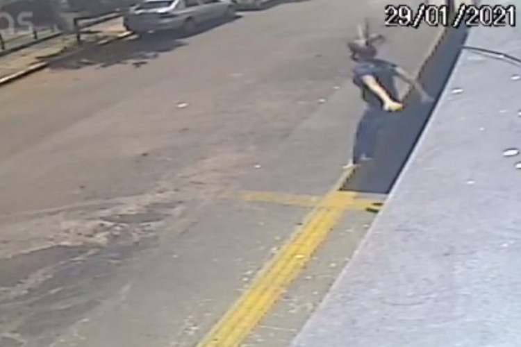 Mulher salta do 1.º andar de um prédio no Brasil para fugir de assaltante que ameaçou violá-la