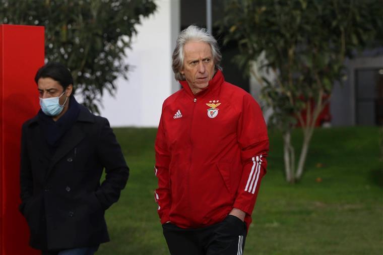 Benfica diz que não há mau ambiente entre jogadores e técnico