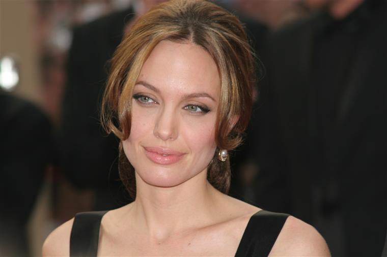 Angelina Jolie vai leiloar a única pintura de Churchill durante a Segunda Guerra Mundial