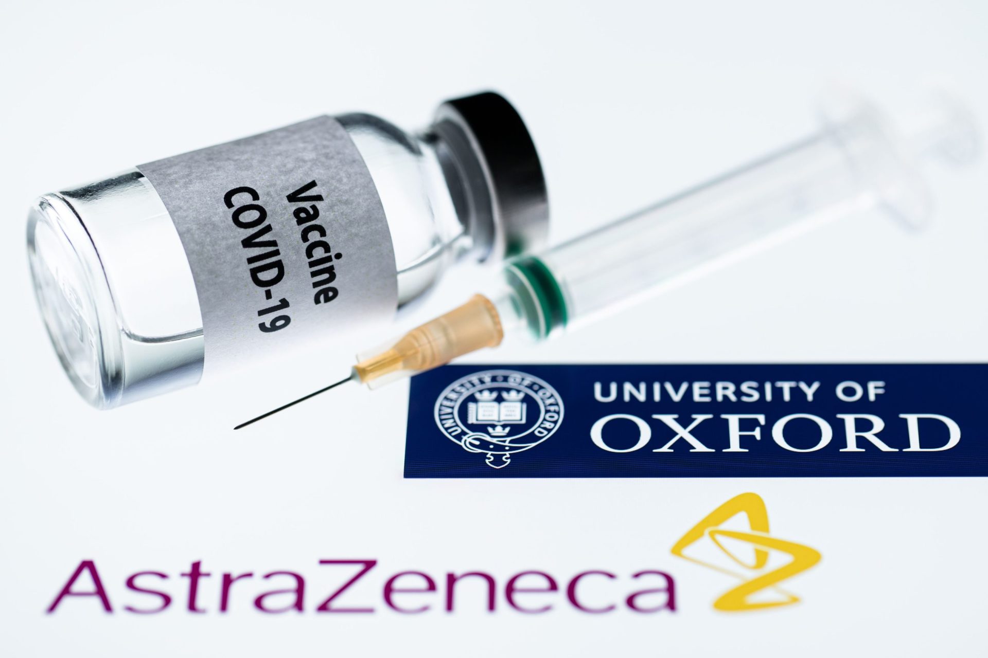 Estudo afirma que primeira dose da vacina AstraZeneca reduz 67% a transmissão do vírus