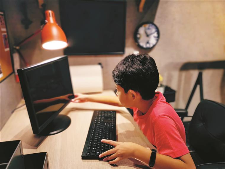 Segundo confinamento convence Governo a adquirir computadores e ligação à Internet para escolas
